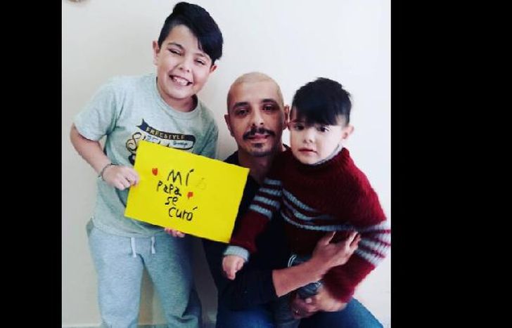 Rubén fue recibido por sus dos hijos tras recibir los resultados que esperaba con tantas ansias.