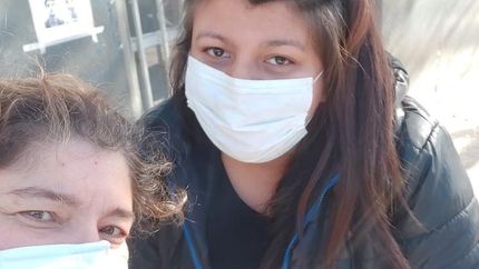 María junto a la dueña del celular que le agradeció el gesto.