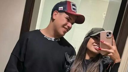 Siguen juntos fuera de la casa.