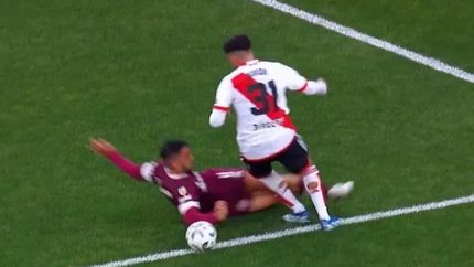 La jugada que protestó River Plate.