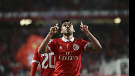 Salvio hizo la mayor parte de su carrera en Benfica donde ganó 14 títulos.