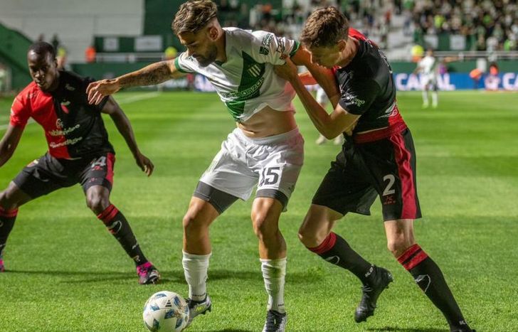 Giménez protege la pelota ante Conti.