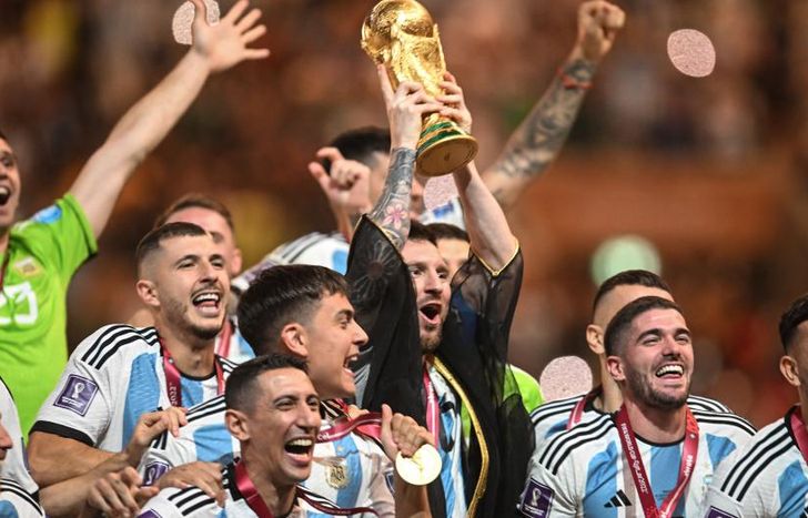 Messi cumplió su sueño y alzó la copa del mundo.