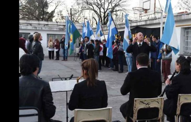 Participaron ocho escuelas del barrio y la banda municipal.