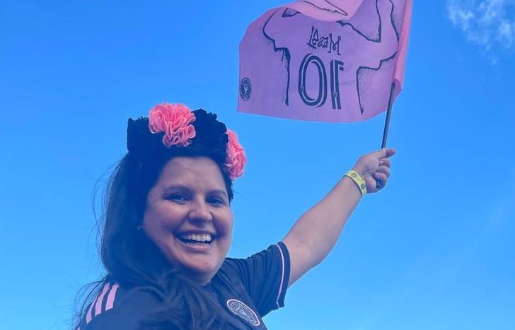 Gabriela, junto a su hermana Yesica, estuvieron presentes en la cancha. Representación lomense en el Inter Miami.
