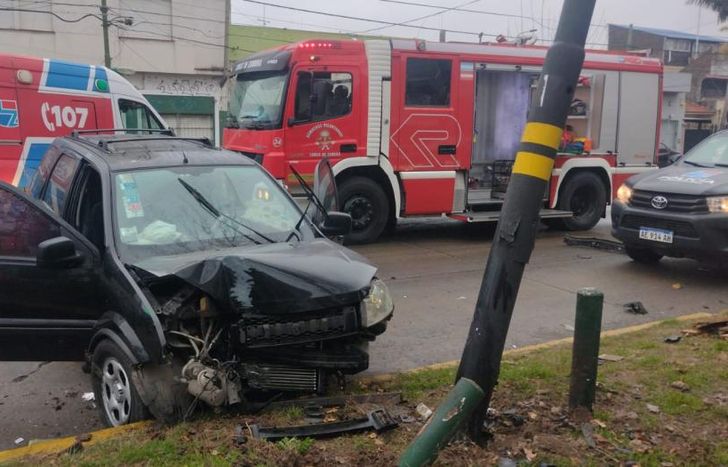 La camioneta impactó contra un semáforo.