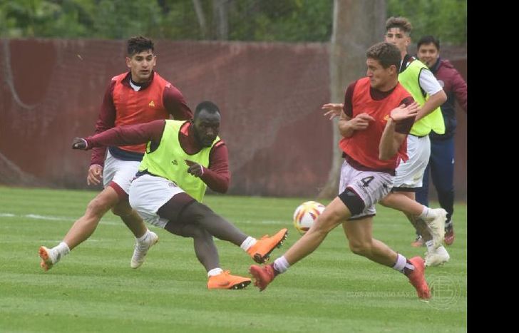 En el entrenamiento, Sinisterra apareció entre los titulares.