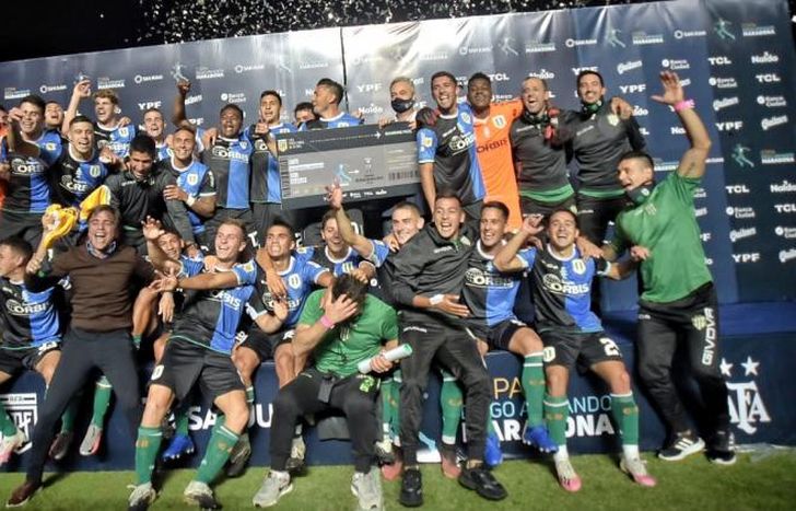 Sanguinetti festejó con los jugadores en la cancha.