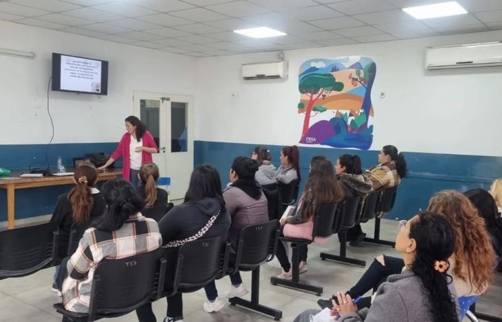 Diferentes profesionales vienen dan charlas abiertas a la comunidad.