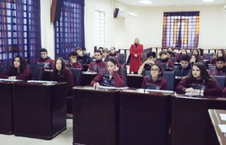 LANUS para web- el ejecutivo instruye a alumnos