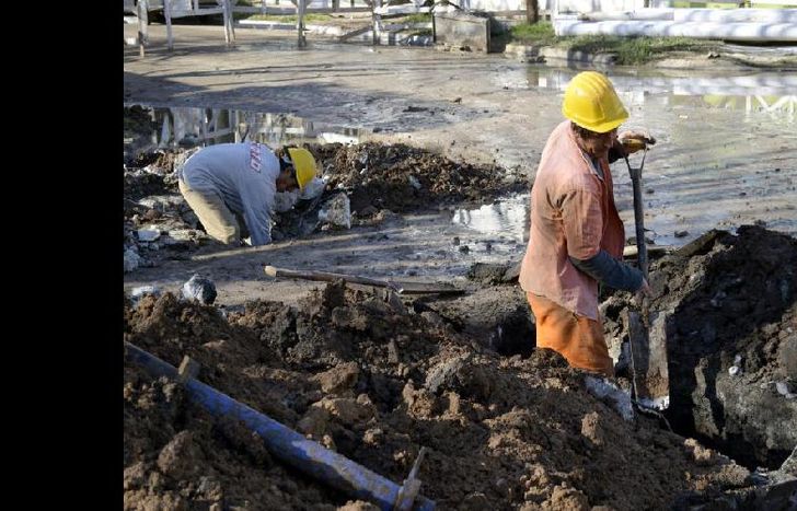 Las cuadrillas finalizaron con la instalación de las cañerías en Baradero, entre Benito Pérez Galdós y Pío Baroja.