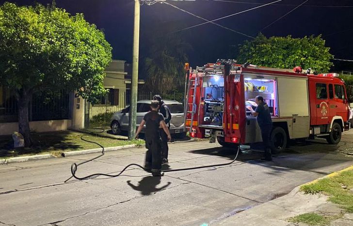 Bomberos de Lomas intervinieron para controlar las llamas.