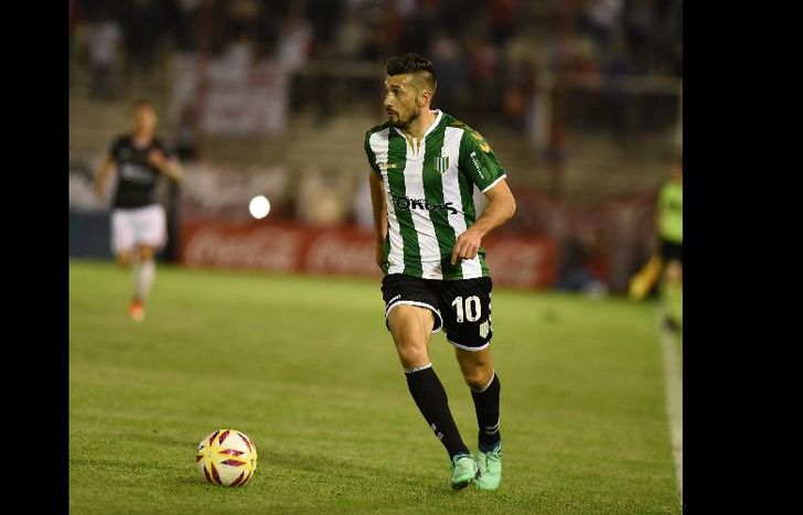 De local jugamos de una forma y afuera hay que mejorar mucho, analizó el 10.