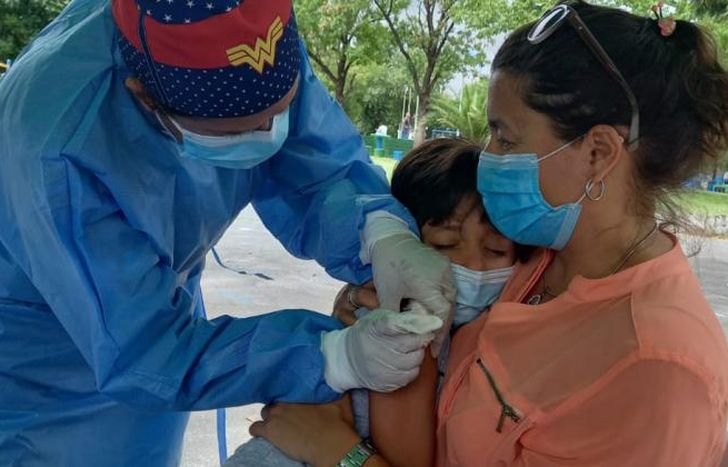 La plaza está entre las calles La Pampa y El Churrinche.