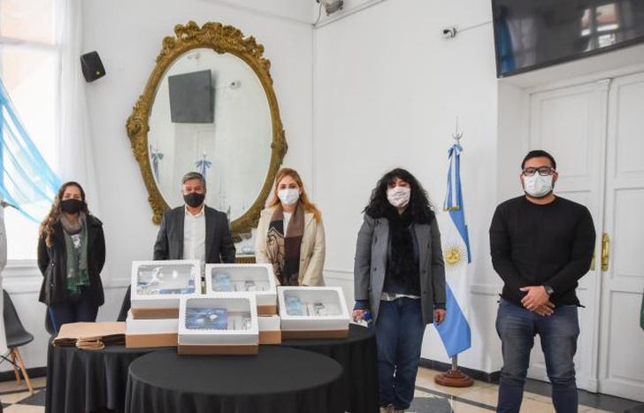 Durante la entrega en el palacio municipal de San Vicente.