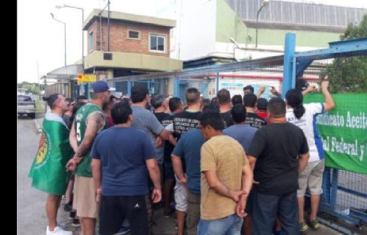 continúa el acampe y reclaman respuestas.