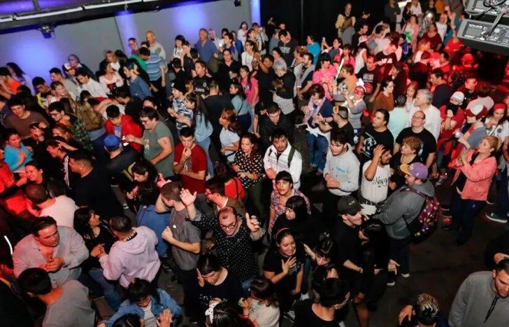 anto las luces como el volumen de la música están adaptados.