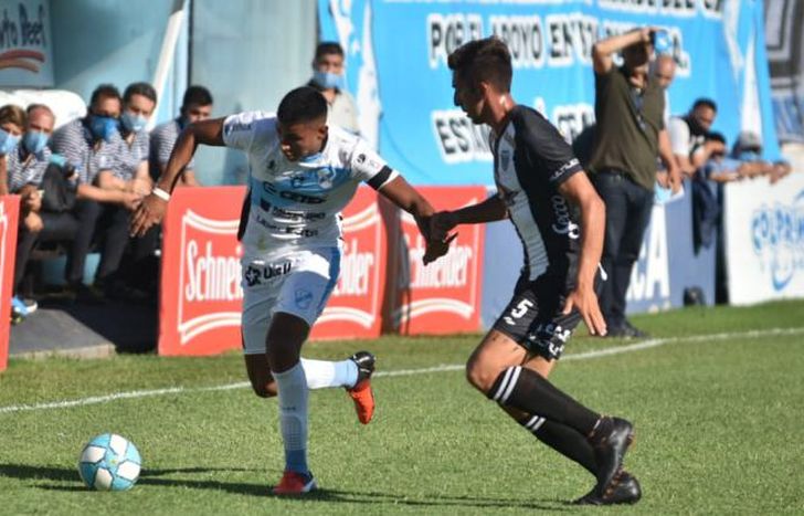 Machuca encara por su lateral ante la marca de Melo.