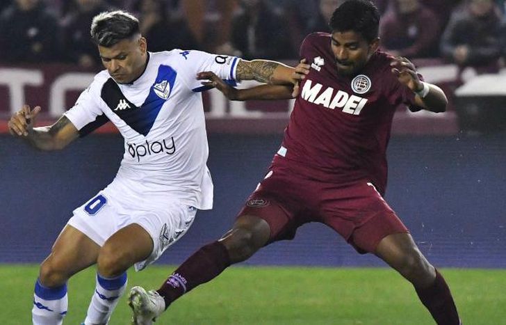 Loaiza y Bou pelean por la posesión del balón.