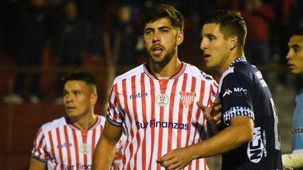 Román Riquelme completó los 90 minutos en el triunfo de Los Andes. Román Riquelme completó los 90 minutos en el triunfo de Los Andes.
