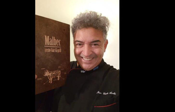 Es hincha de Banfield y trabaja en un restaurante que sirve la mejor carne de Argentina.