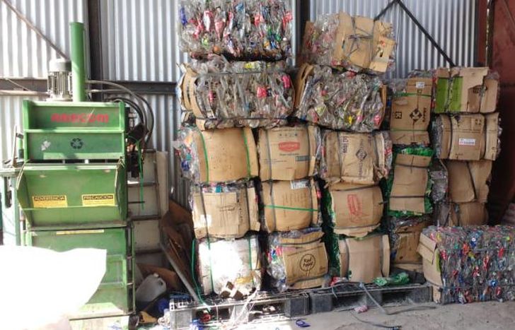 Así quedan las botellas: en forma de fardos.