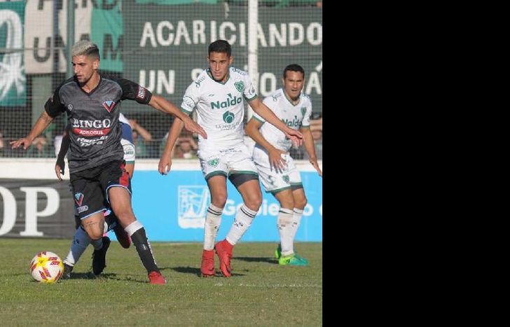 Lucas Campana tuvo una inmejorable chance en el primer tiempo de cara al arco.