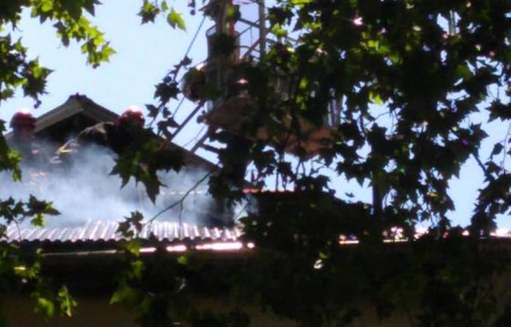 Trabajaron en las alturas para extinguir el fuego.