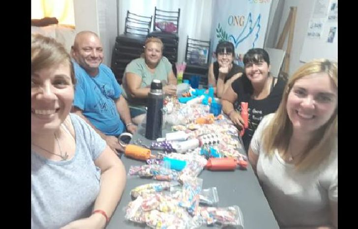 el grupo de solidarios en pleno trabajo antes de la pandemia.