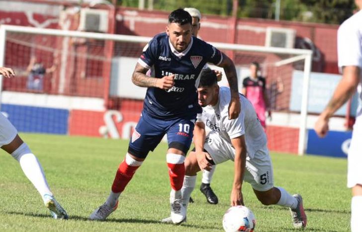 Juan Rivas encara hacia el arco de Acassuso.