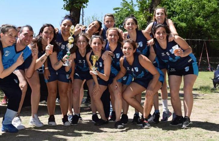 Las Gasoleras y los trofeos de campeonas.