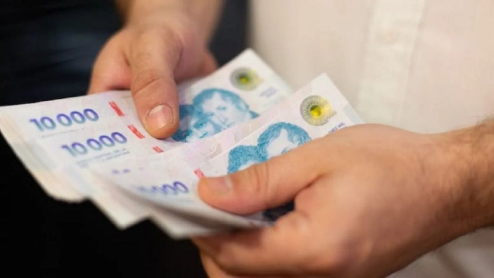 Entre noviembre de 2023 y octubre pasado, el sueldo mínimo real acumuló una caída del 35%