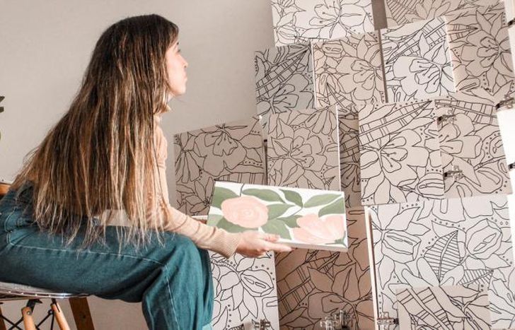 Sofía se ve representada en las flores y así trasmite su arte.