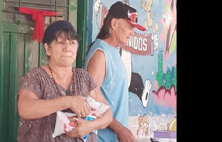 teresa junto a su marido entregando alimentos antes de la pandemia.