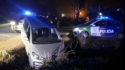robaron un auto y cayeron a una zanja