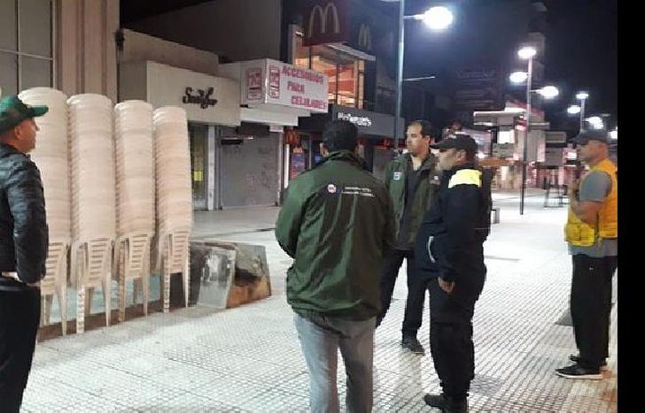 Por la noche, colocaron sillas en la vereda.