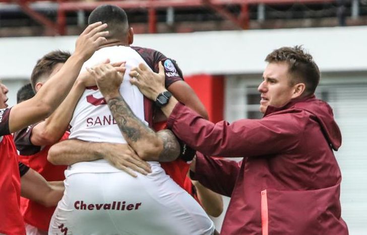 Lanús sale a la cancha oficialmente después de siete meses.