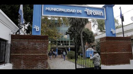 cuales son las medidas que lanzo almirante brown para aliviar a los comerciantes