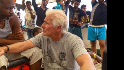 Gere, que está casado con una empresaria española, lamentó que exista “una cierta paranoia generalizada, un temor a ayudar al extranjero”.