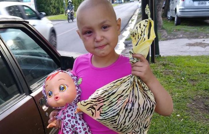 Pía con una de las muñecas que le regalaron ayer.