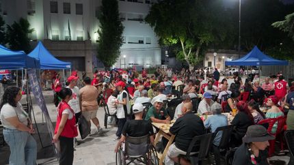 Más de 150 personas tuvieron su cena de Navidad en la Plaza Grigera.