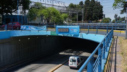 El paso bajo nivel de Temperley sumó un lector de patentes para reforzar la seguridad. El paso bajo nivel de Temperley sumó un lector de patentes para reforzar la seguridad.