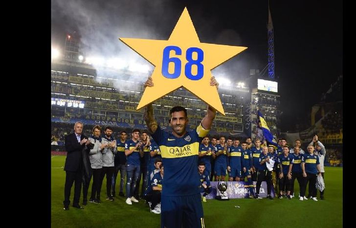 Carlos Tevez con la estrella 68 luego de obtener la Supercopa Argentina.