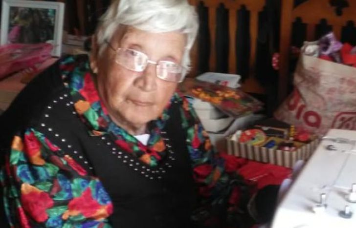 Álida sigue entregando donaciones y enseñará costura.