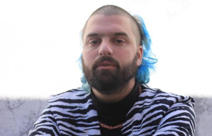 Tiene 27 años, es diseñador, docente y solidario.