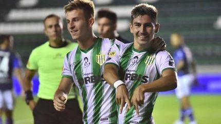 Fontana busca festejar un nuevo gol.