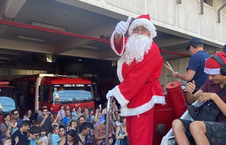 Los Bomberos de Lomas con Papá Noel como cada año en caravana.&nbsp;