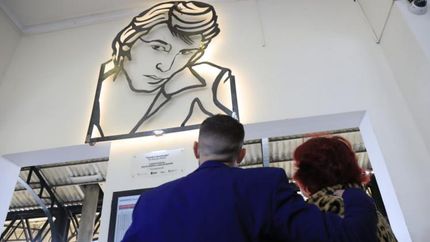 Olga y Matías admiran la obra de Alejandro Marmo.