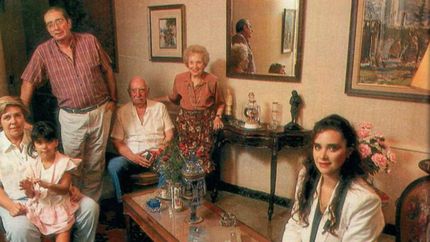 La familia Alende en la casa que diseñó el propio Oscar.