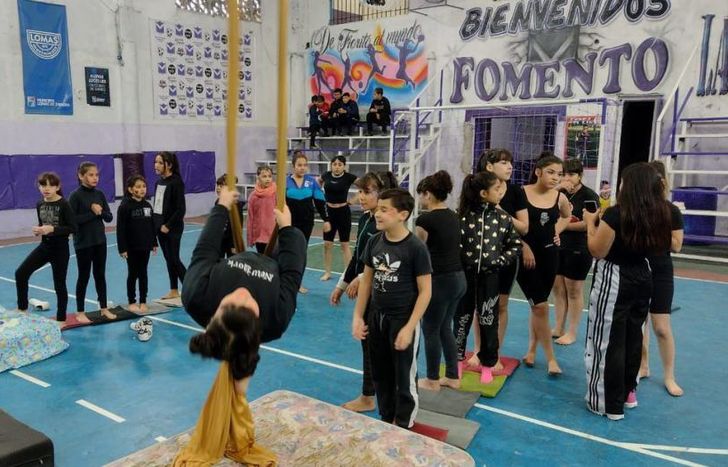 Las clases de tela aérea son de las más convocantes.